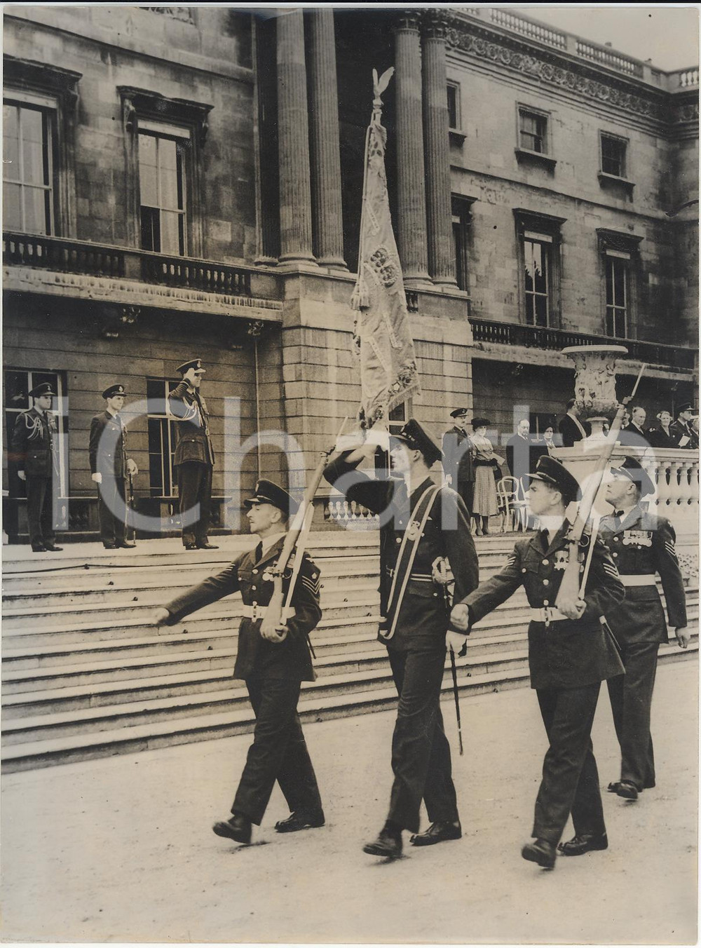 Fotografia d epoca originale 1954 LONDON Duke of Edinburgh making salute to new RAF  standard Photo 15x20 cm 1
