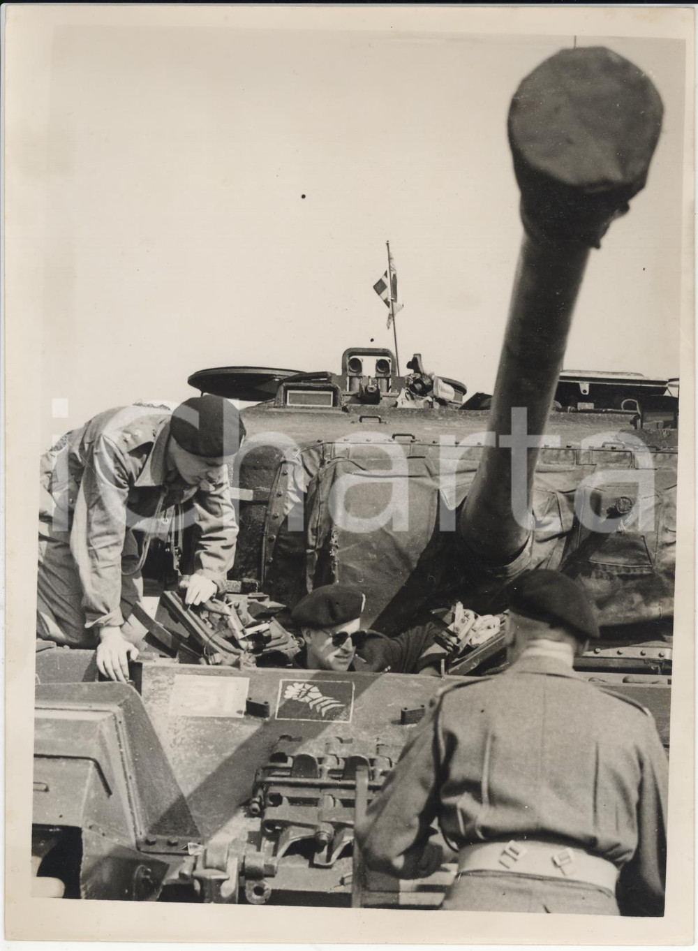 Fotografia d epoca originale 1953 HOHNE Duke of Edinburgh with dark glasses in the Centurion Tank Photo 1