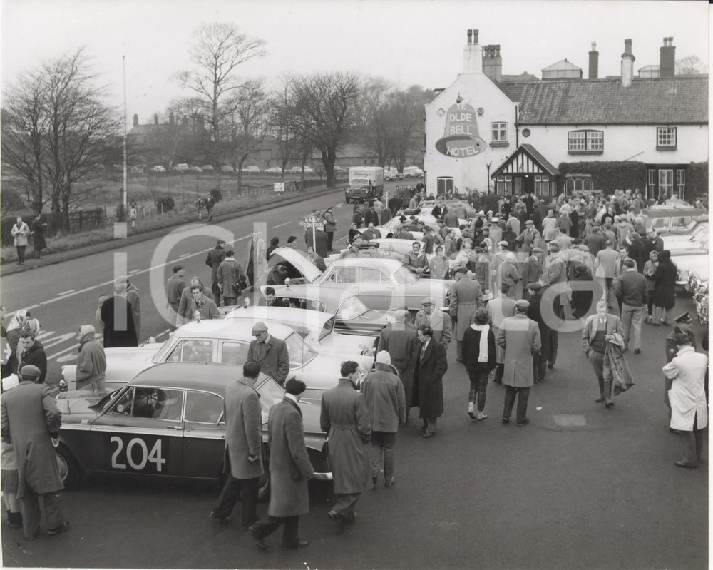 Fotografia d epoca originale 1960 BARNBY MOOR Britain s rally drivers check in on their way to Dover Photo 1