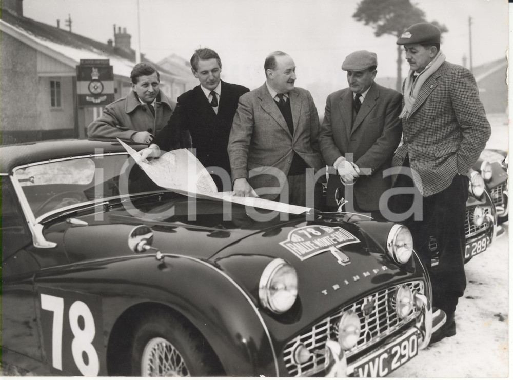 Fotografia d epoca originale 1959 RALLY MONTE CARLO John RAPER Captain INGRAMCOTTON studying the rally route 1
