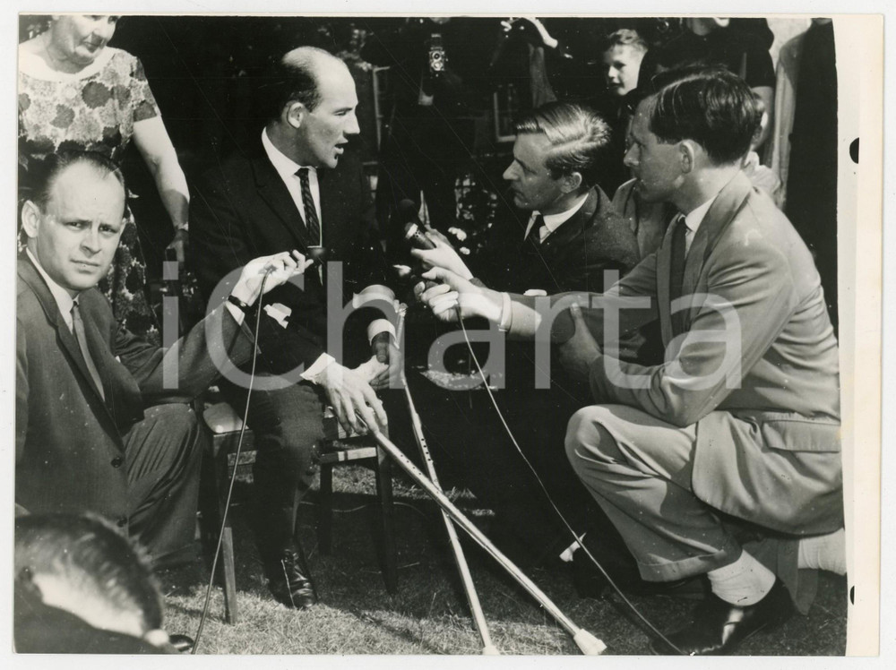 Fotografia d epoca originale 1962 WIMBLEDON Stirling MOSS answering journalist interview after Goodwood crash 1