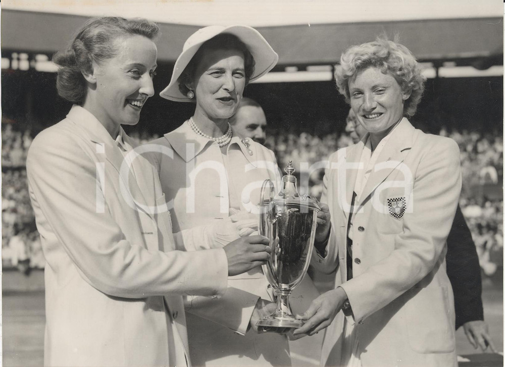 Fotografia d epoca originale 1955 TENNIS WIMBLEDON Angela MORTIMER Ann SHILCOCK winning trophy Photo 20x15 1