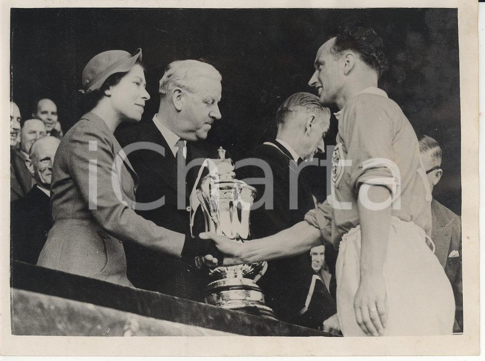 Fotografia d epoca originale 1954 WEMBLEY Queen Elizabeth greeting Harry JOHNSTON the Blackpool captain Foto 1