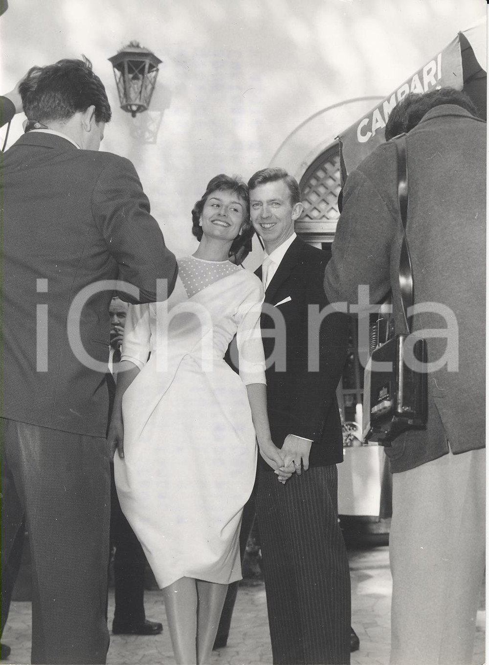 Fotografia d epoca originale 1958 CERTOSA DI PAVIA Tony BROOKS Pina RESEGOTTI nel giorno del matrimonio Foto 1