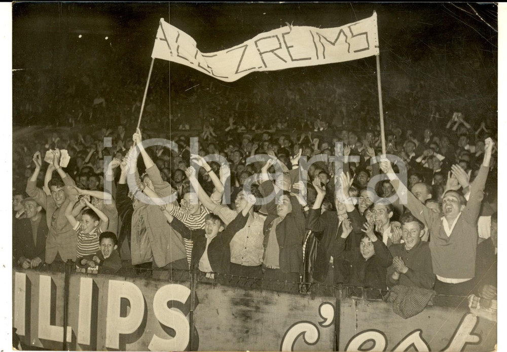 Fotografia d epoca originale 1959 BERNE FOOTBALL Coupe d Europe  Supporters du REIMS vainqueur Photo 18x13 1
