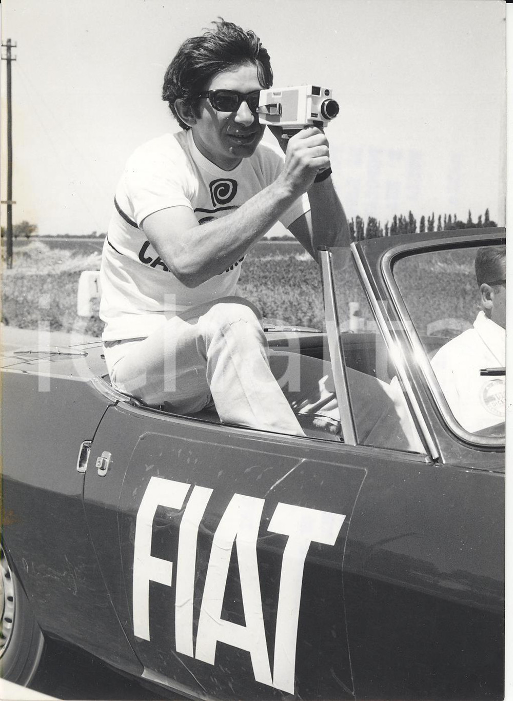 Fotografia d epoca originale 1966 V CANTAGIRO Nicola Di BARI mentre filma su FIAT Cabrio Foto 13x18 cm 1