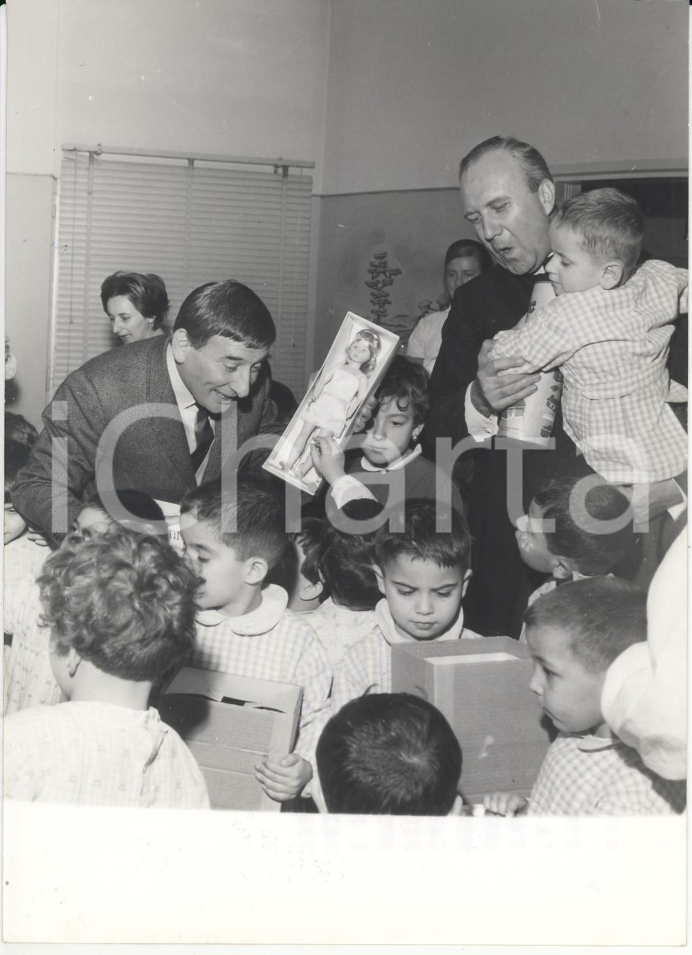 Fotografia d epoca originale 1965 MILANO Fondazione Don GNOCCHI  Renato RASCEL Mons. Ernesto PISONI Foto 1
