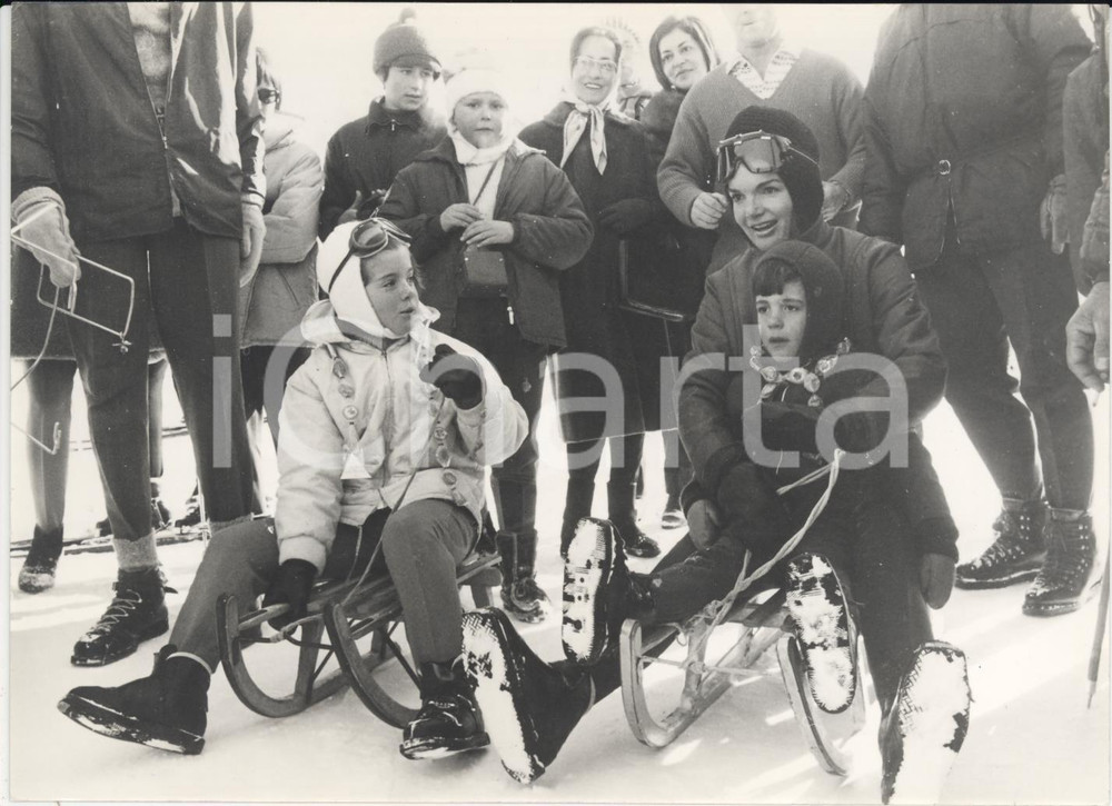 Fotografia d epoca originale 1966 GSTAAD CH Jacqueline KENNEDY insieme ai figli Caroline e John Jr. Foto 1