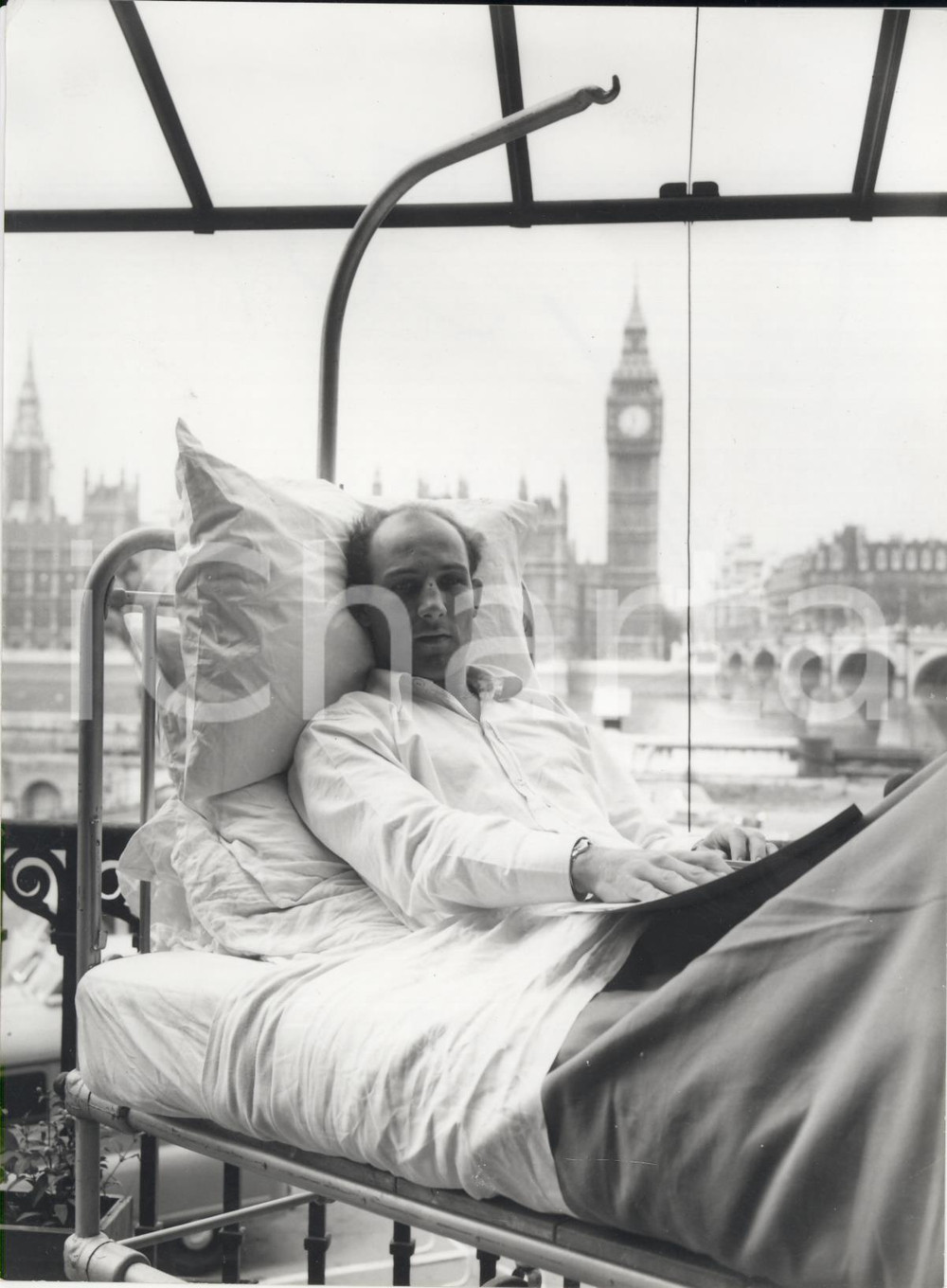 Fotografia d epoca originale 1960 LONDON Stirling MOSS at St. Thomas  Hospital after Goodwood crash Photo 1