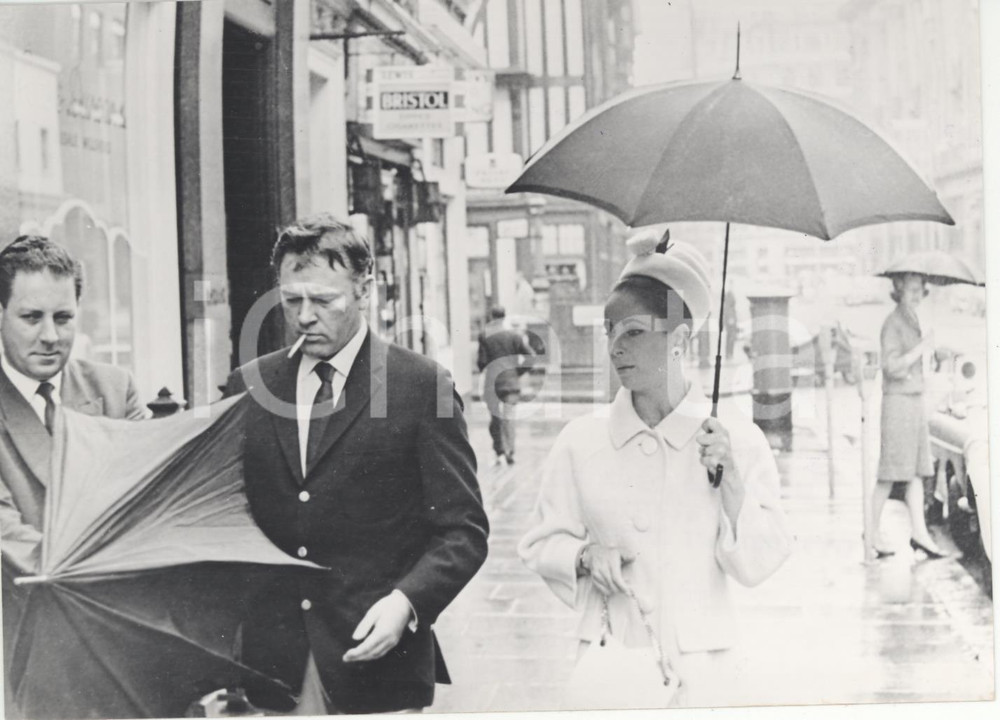 Fotografia d epoca originale 1963 LONDON Richard BURTON e Liz TAYLOR passeggiano per la città Foto 18x13 cm 1