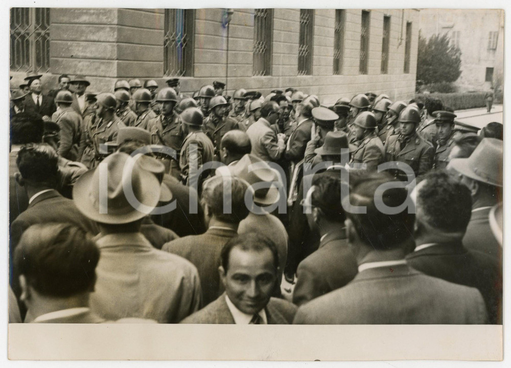 Fotografia d epoca originale 1955 VERCELLI Teatro Verdi  Polizia interviene al raduno poujadisti italiani 1