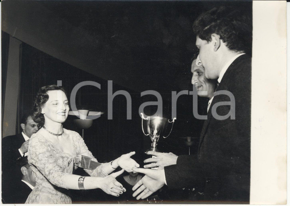 Fotografia d epoca originale 1957 PREMIAZIONE RALLYE DEL SESTRIERE FIORANI e MONARON ritirano il trofeo Foto 1