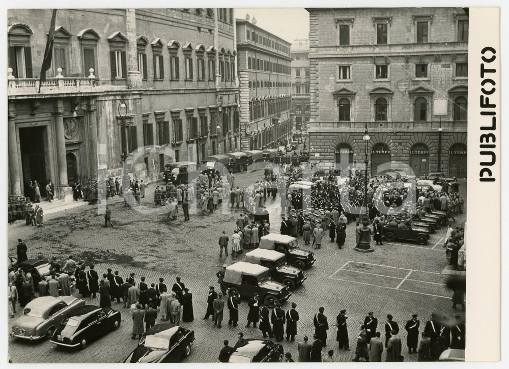 Fotografia d epoca originale 1954 ROMA Piazza Colonna  Manifestazione mutilati pro tredicesima mensilitÃ  1