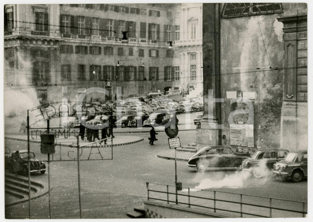 Fotografia d epoca originale 1955 GENOVA Piazza Matteotti Celere spara fumogeni contro portuali scioperanti 1