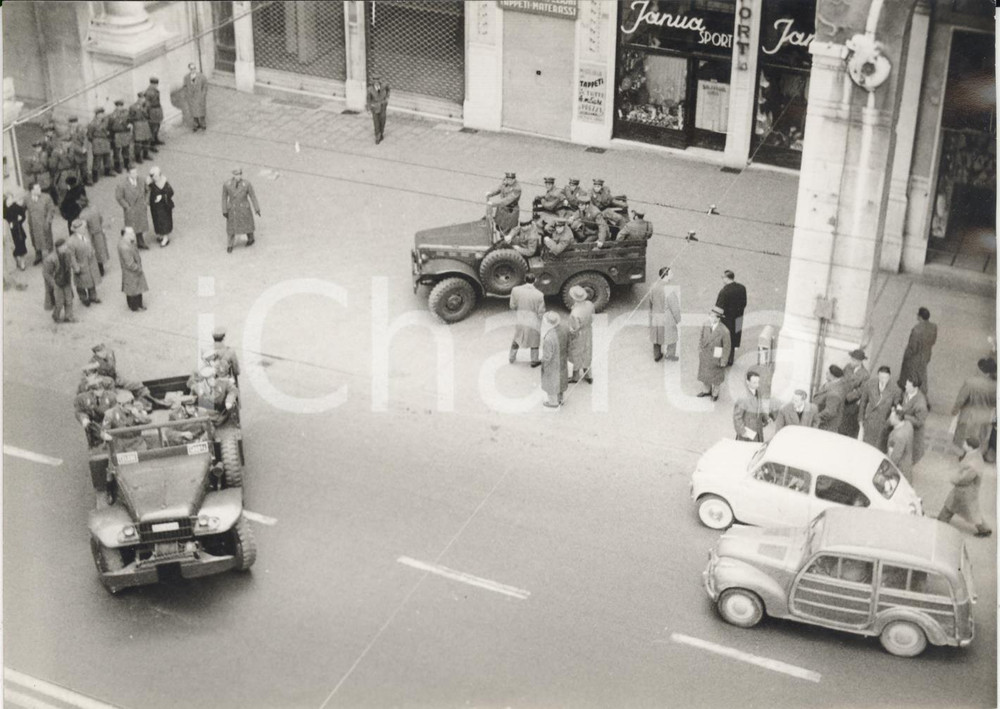 Fotografia d epoca originale 1955 GENOVA Piazza Matteotti Barricata della celere contro portuali scioperanti 1