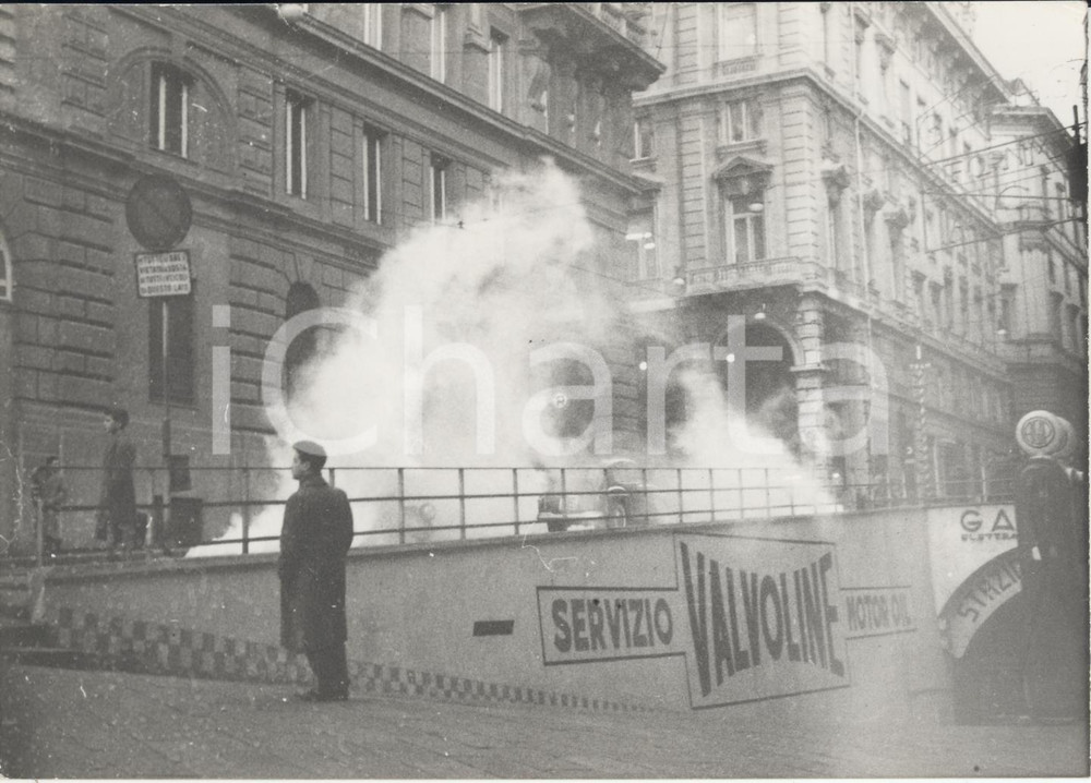 Fotografia d epoca originale 1955 GENOVA Celere spara fumogeni contro portuali scioperanti Foto 18x13 cm 1
