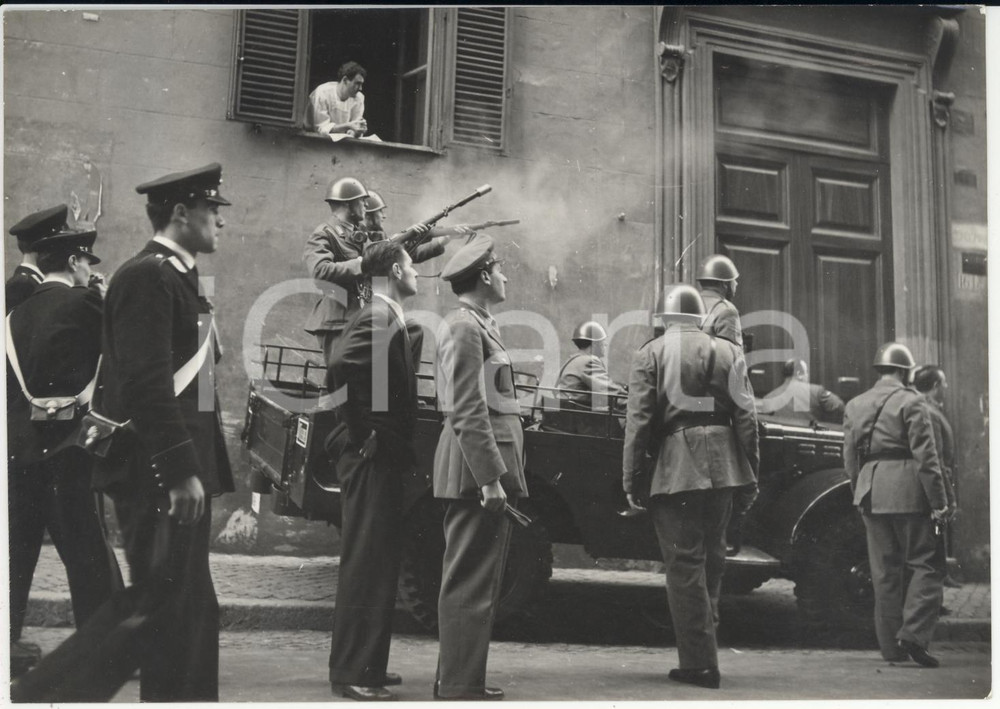 Fotografia d epoca originale 1953 ROMA Questione triestina  Manifestazione all Ambasciata Britannica Foto 1
