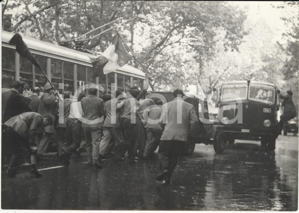 Fotografia d epoca originale 1953 ROMA Questione triestina  Manifestazione all Ambasciata Americana Foto 1