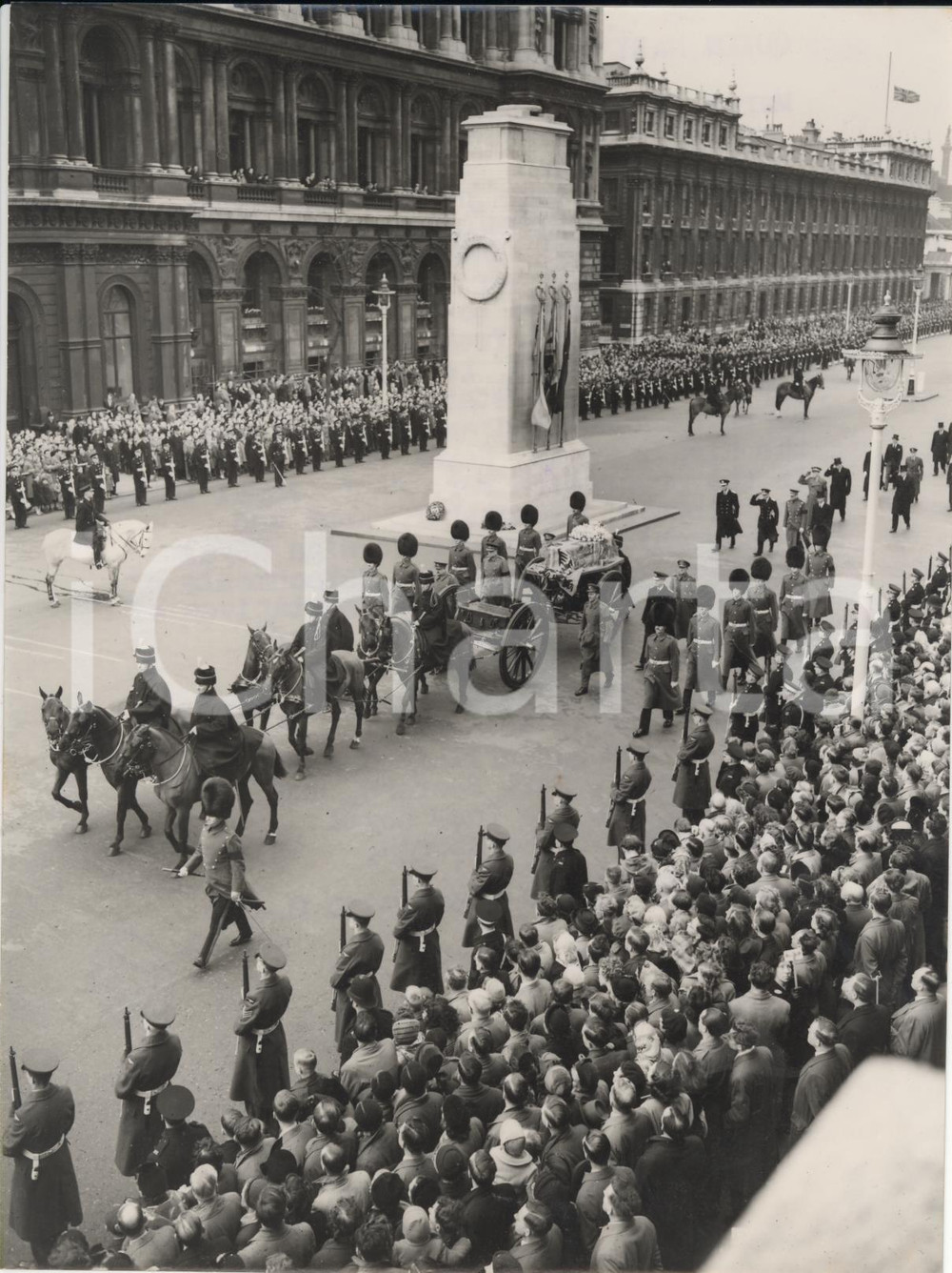 Fotografia d epoca originale 1953 LONDON Queen Mary s funeral  Cortege passing the Cenotaph in Whitehall 1
