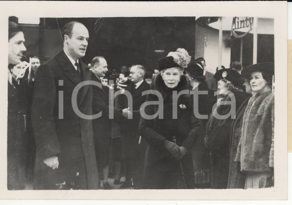 Fotografia d epoca originale 1947 LONDON UK Viscount William WEIR receiving Queen Mary of TECK Photo 1