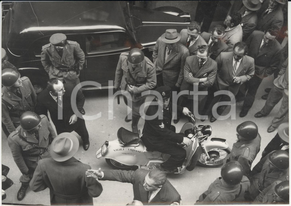 Fotografia d epoca originale 1955 VERCELLI Teatro Verdi  Vigili urbani al raduno poujadisti italiani Foto 1