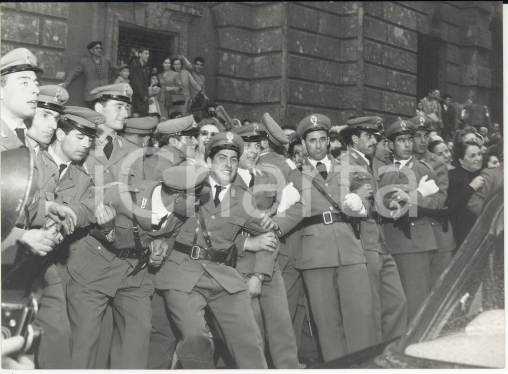 Fotografia d epoca originale 1958 MILANO Matrimonio Edy CAMPAGNOLI Lorenzo BUFFON  Polizia transenna folla 1