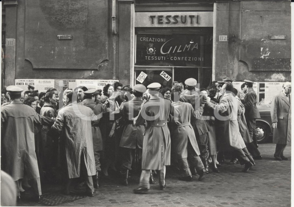 Fotografia d epoca originale 1957 ROMA Montecitorio Casalinghe protestano per ottenere il fondo pensione Foto 1