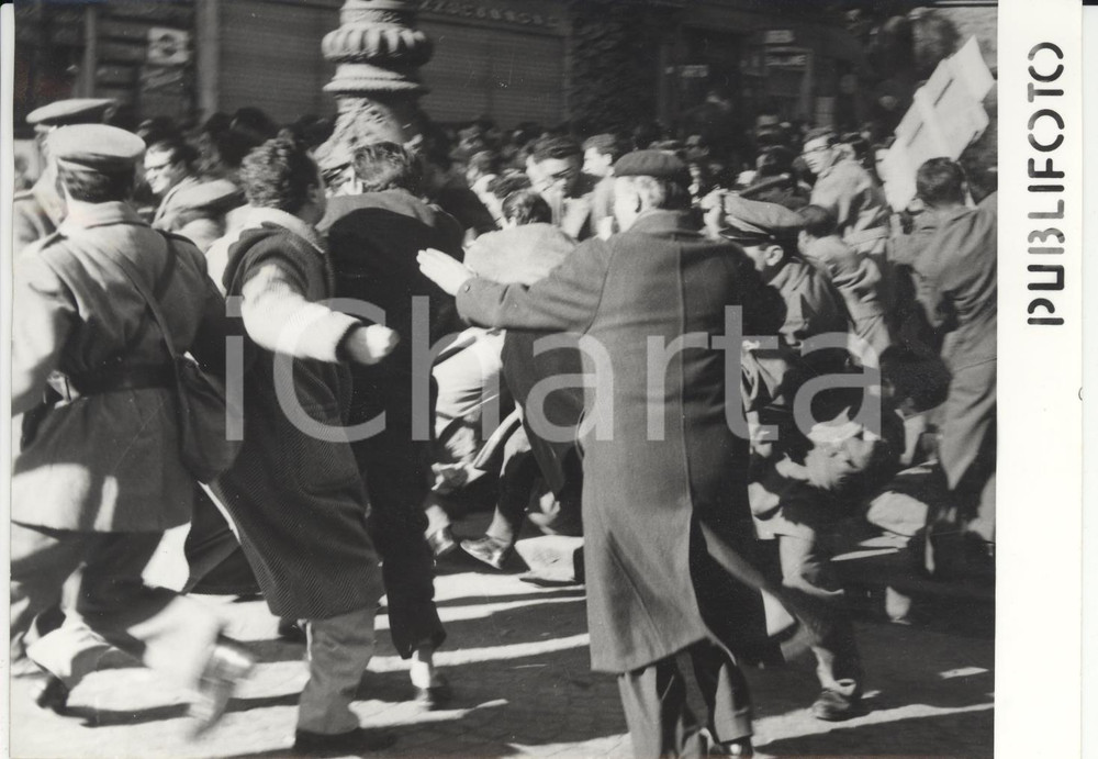 Fotografia d epoca originale 1958 NAPOLI Manifestazione studentesca universitaria contro esame di Stato Foto 1