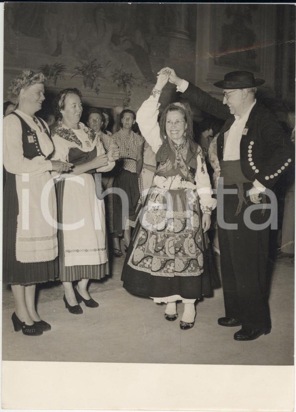 Fotografia d epoca originale 1955 BOLOGNA Congresso di Esperanto  Danza popolare esperantista Foto 13x18 cm 1