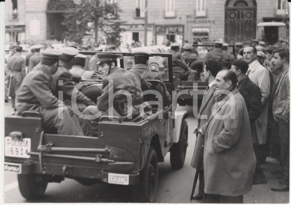 Fotografia d epoca originale 1959 NAPOLI Disoccupati protestano davanti al Municipio Foto 18x13 cm 1