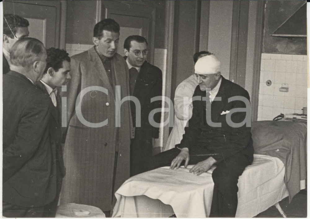Fotografia d epoca originale 1953 TORINO Senatore Luigi CASTAGNO ferito dai manganelli dalla Celere Foto 1