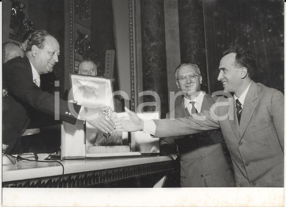 Fotografia d epoca originale 1958 MILANO Dino VILLANI consegna Palma d oro a Carlo MELE della LANEROSSI 1
