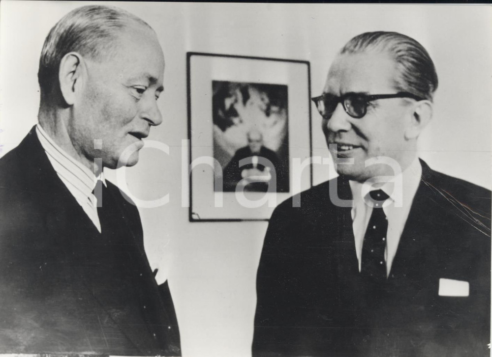 Fotografia d epoca originale 1963 PARIS Dirk STIKKER conversa con KaiUwe Von HASSEL Foto 18x13 cm 1