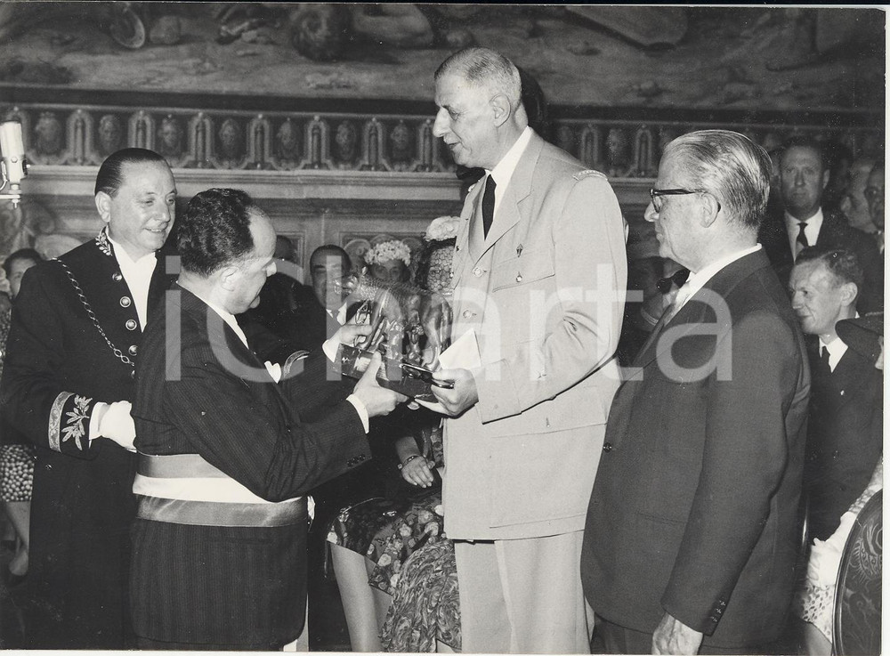 Fotografia d epoca originale 1959 ROMA Urbano CIOCCETTI dona la Lupa Capitolina a Charles DE GAULLE Foto 1