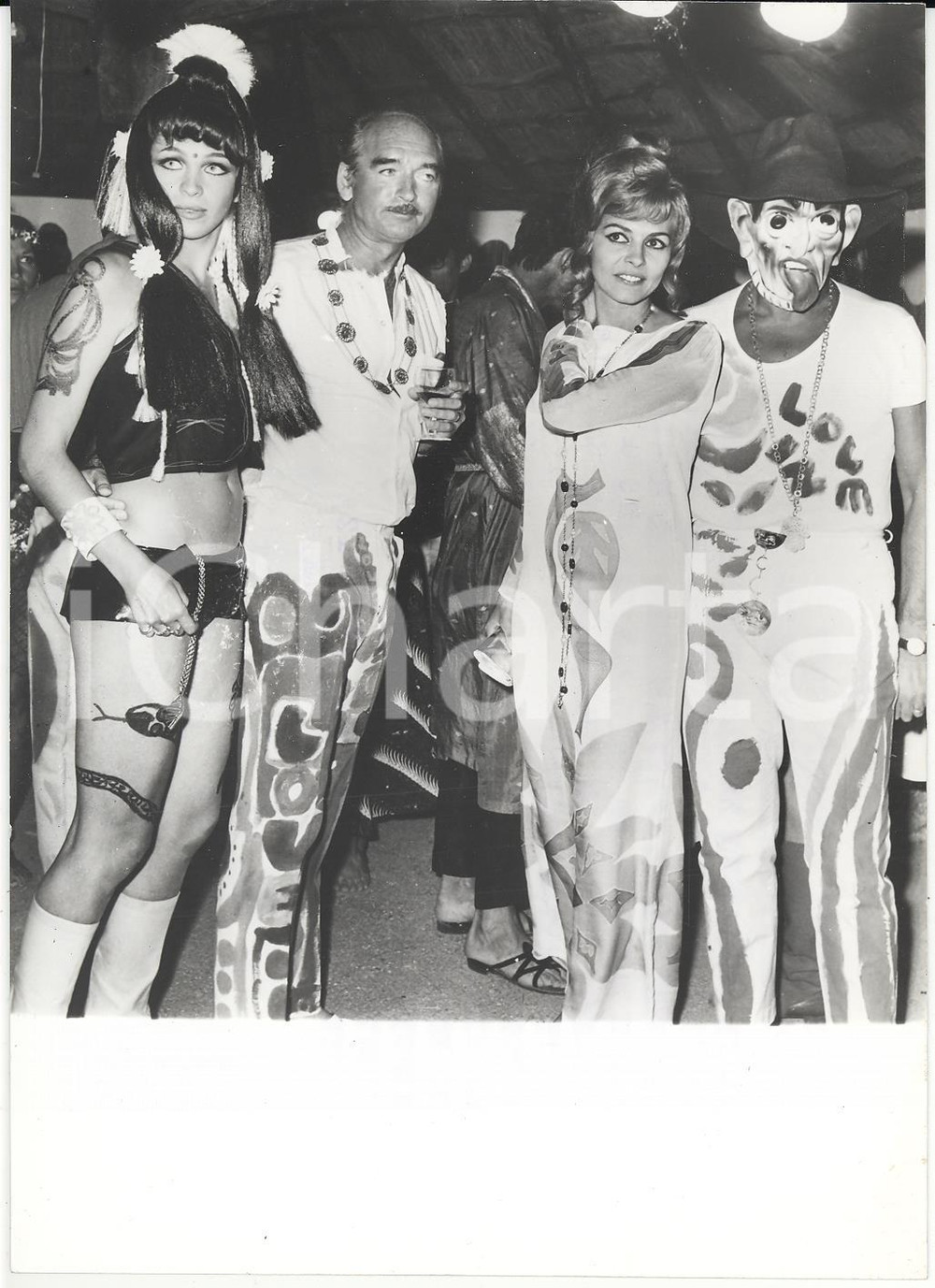 Fotografia d epoca originale 1967 SAINTTROPEZ Hotel Epi Plage  Eddie BARCLAY con la moglie MarieChristine 1
