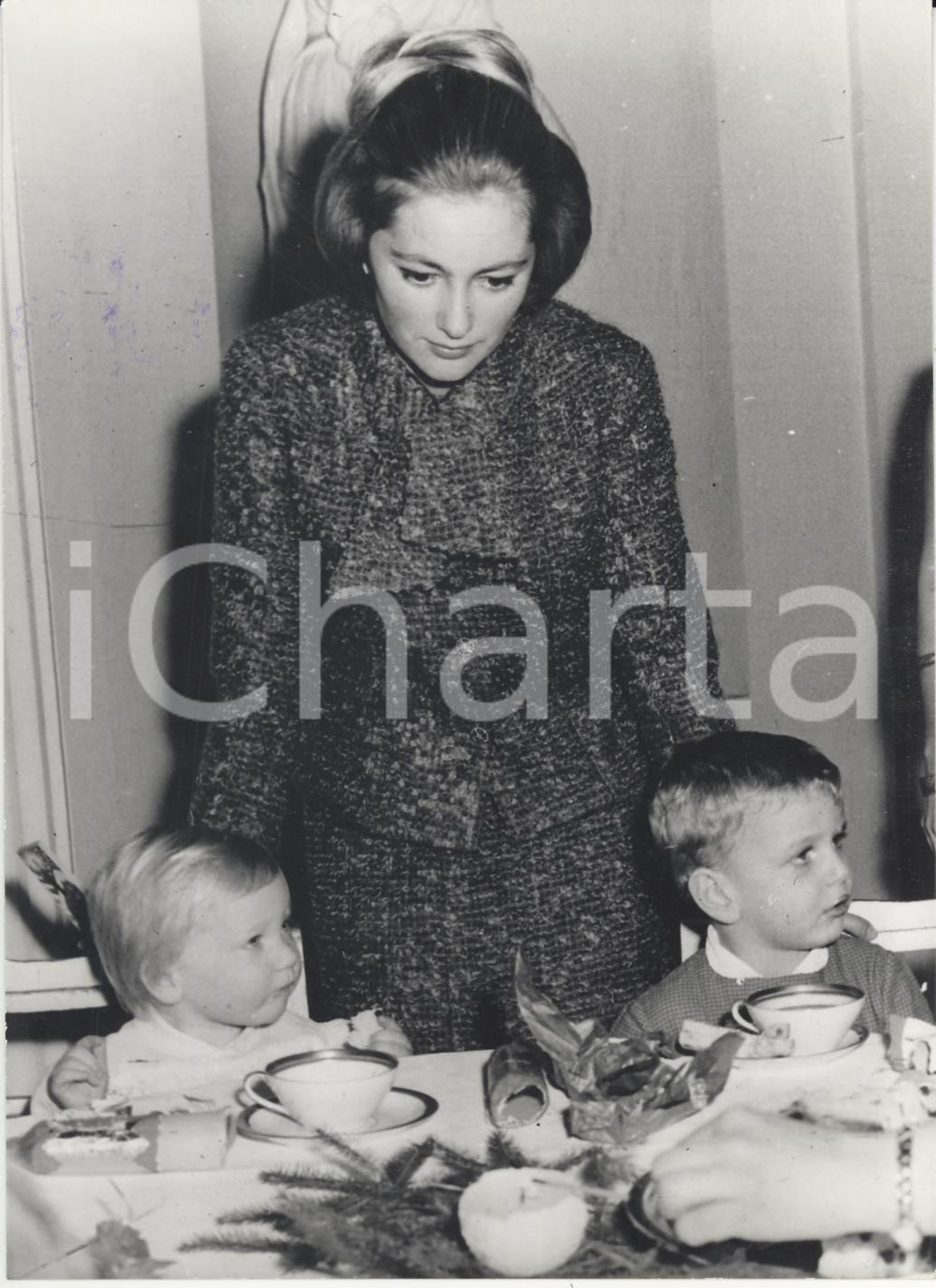 Fotografia d epoca originale 1963 BRUXELLES Principessa Paola del BELGIO presenzia al Pranzo dei bambini 1
