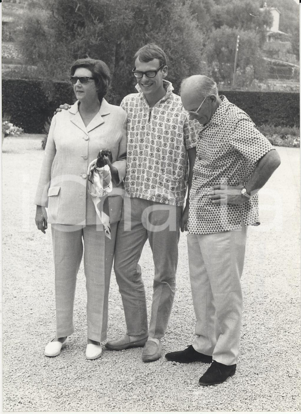 Fotografia d epoca originale 1967 SAINTTROPEZ Francis CHICHESTER in vacanza con la moglie e il figlio Giles 1