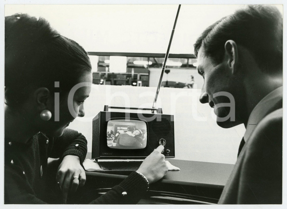 Fotografia d epoca originale 1967 MILANO Mostra Nazionale Radio e Televisione  La tv piÃ¹ piccola del mondo 1