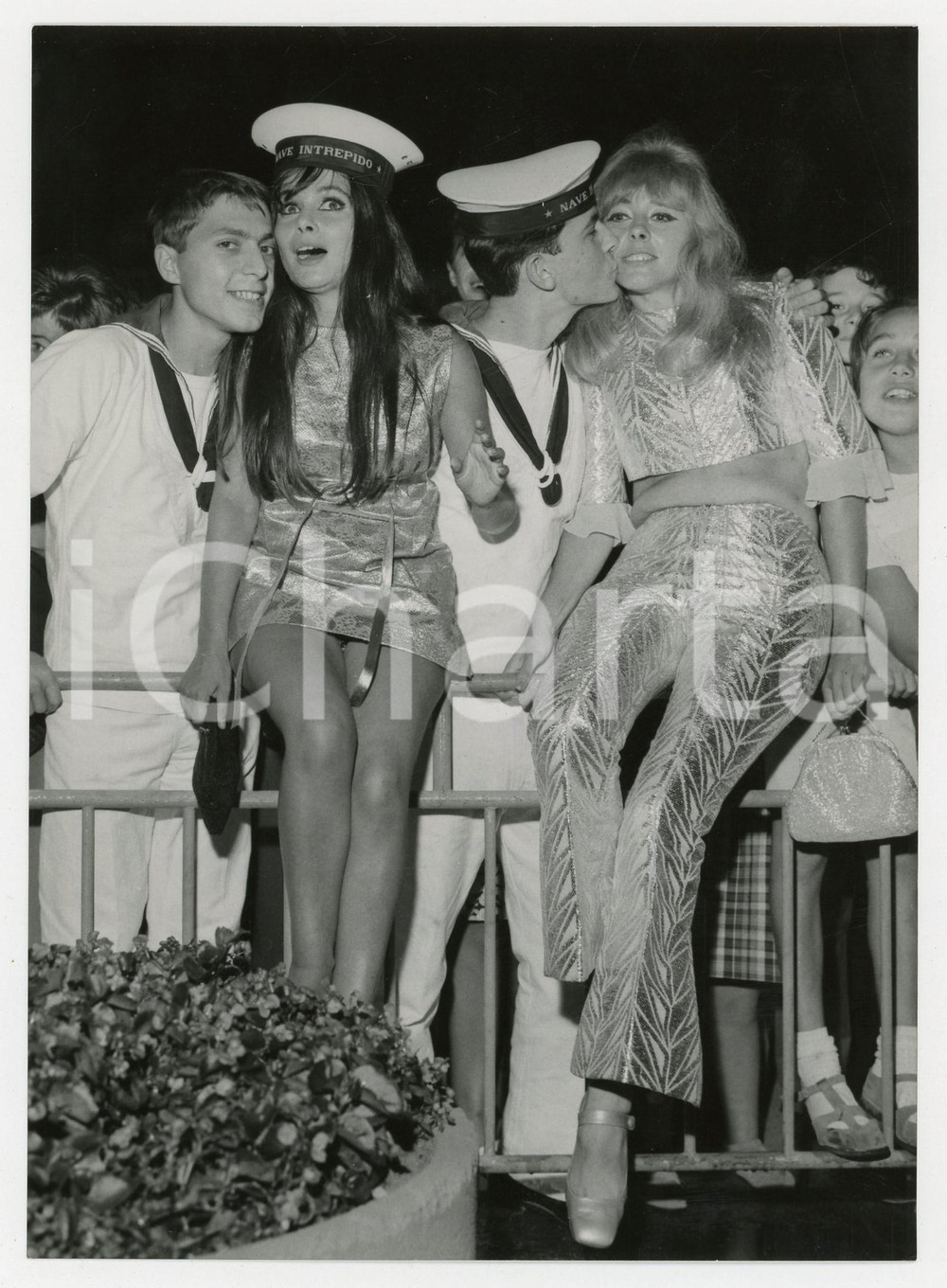 Fotografia d epoca originale 1967 VENEZIA FESTIVAL INTERNAZIONALE DEL CINEMA Marisa e Vittoria SOLINAS Foto 1