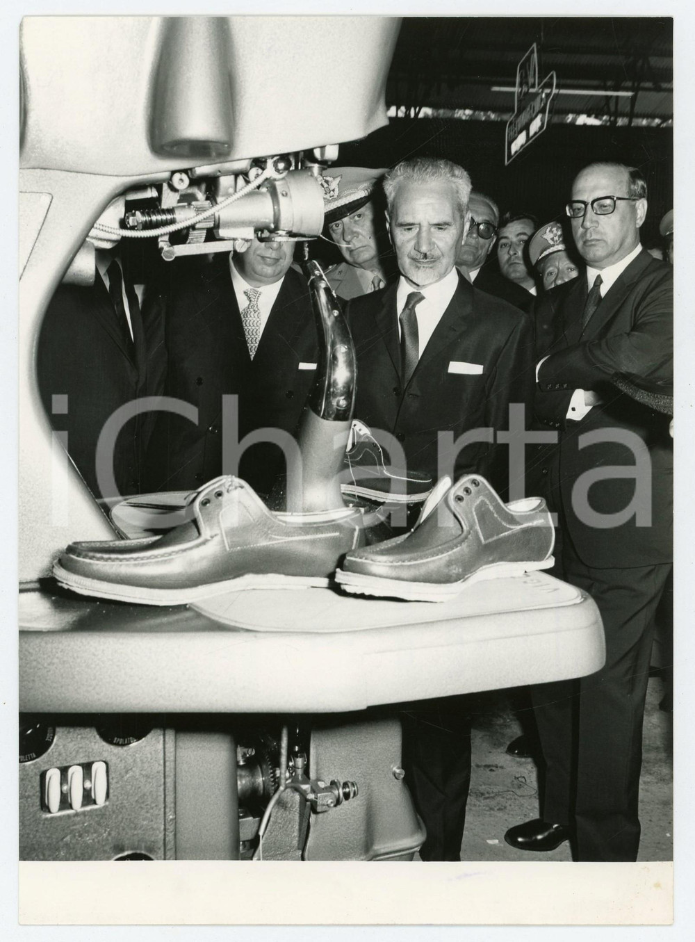 Fotografia d epoca originale 1967 VIGEVANO Roberto TREMELLONI al Salone Internazionale della Calzatura Foto 1