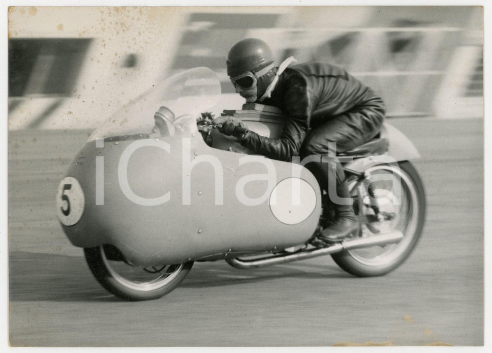 Fotografia d epoca originale 1956 MONZA MOTOCICLISMO Classe 500  Duilio AGOSTINI su moto GUZZI Foto 1