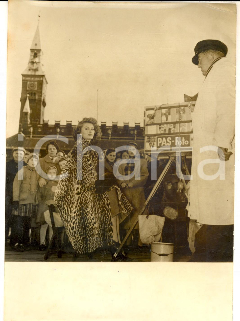 Fotografia d epoca originale 1955 COPENAGHEN Sophia LOREN bionda davanti al municipio  Foto 13x18 cm 1