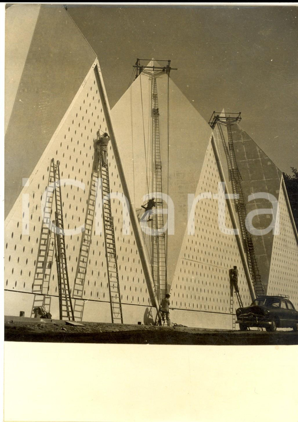 Fotografia d epoca originale 1957 EXPO BRUXELLES Pyramides pavillon britannique en costruction Photo 13x18 1