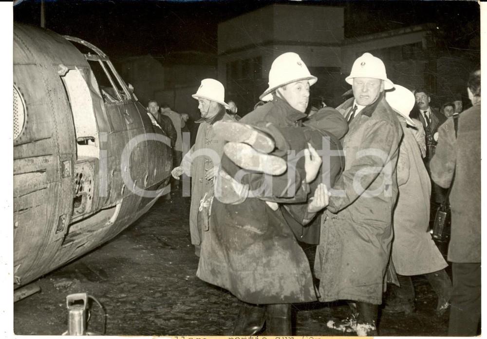 Fotografia d epoca originale 1959 COLOMBES OpÃ©ration ARCOL  Transport victimes accident avion Photo 18x13 1