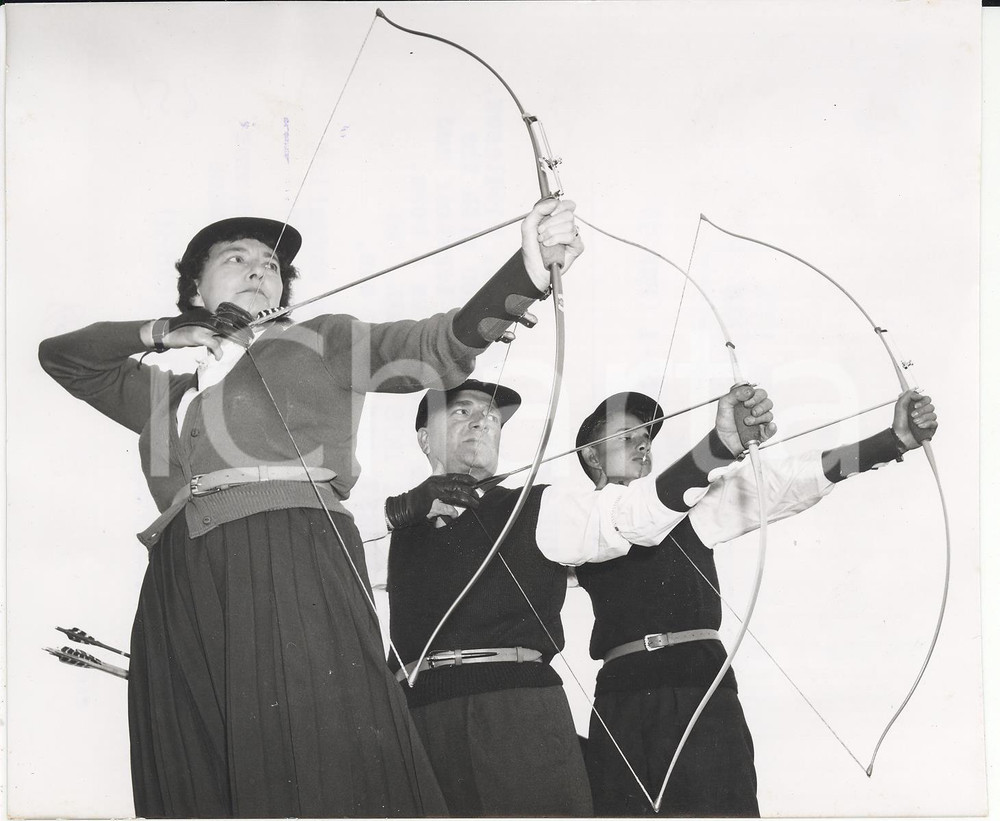 Fotografia d epoca originale 1958 HANWELL ARCHERY Iris CHAPMAN with her husband Ernest and her son Michael 1