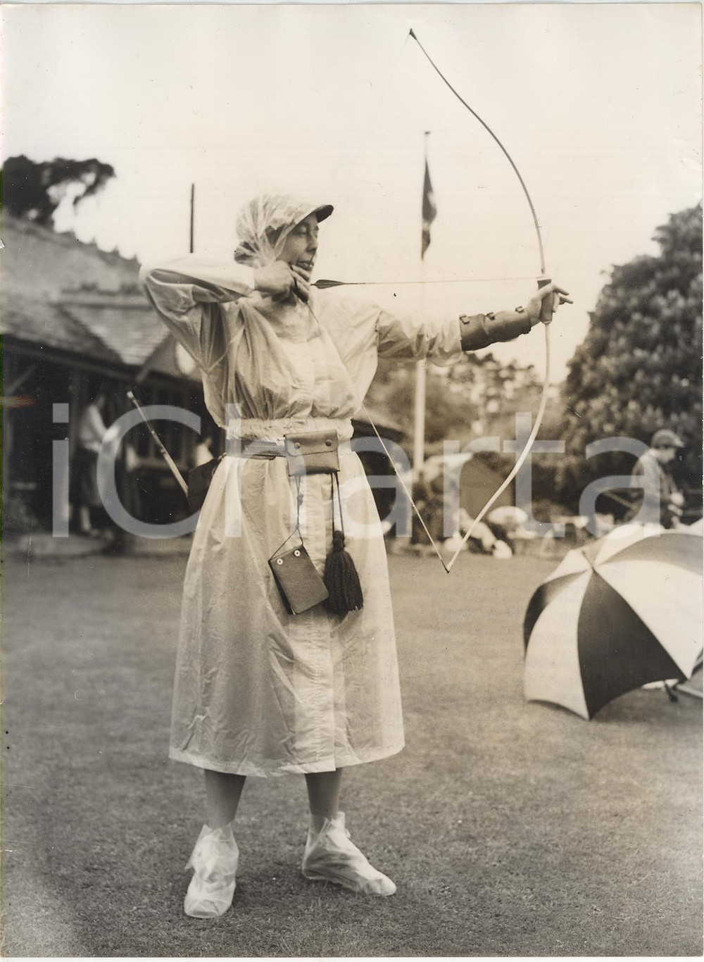Fotografia d epoca originale 1957 KENNINGTON ARCHERY  V.E. PARKER at Southern Counties Archery Society Foto 1