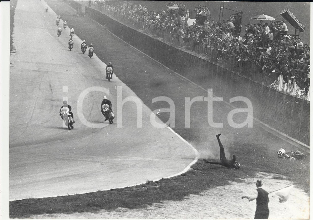 Fotografia d epoca originale 1967 MONZA G.P. DELLE NAZIONI Incidente per PASSANI su moto MORINI cc. 175 Foto 1