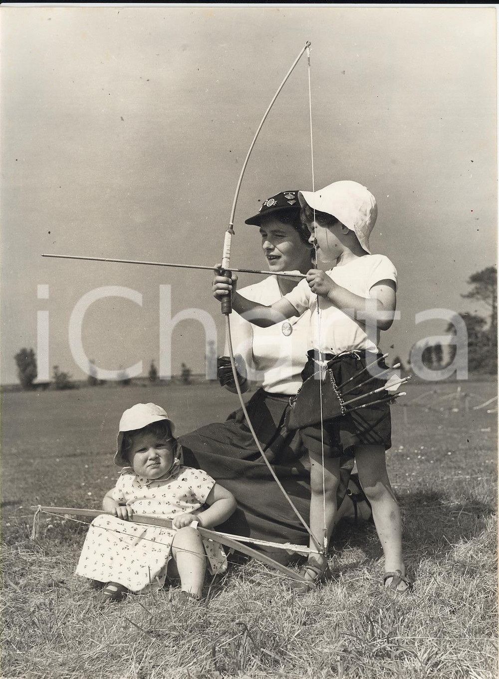 Fotografia d epoca originale 1955 HASTINGS Archery Club Pat ELLIOTT with her sons Stephen and Margaret Foto 1