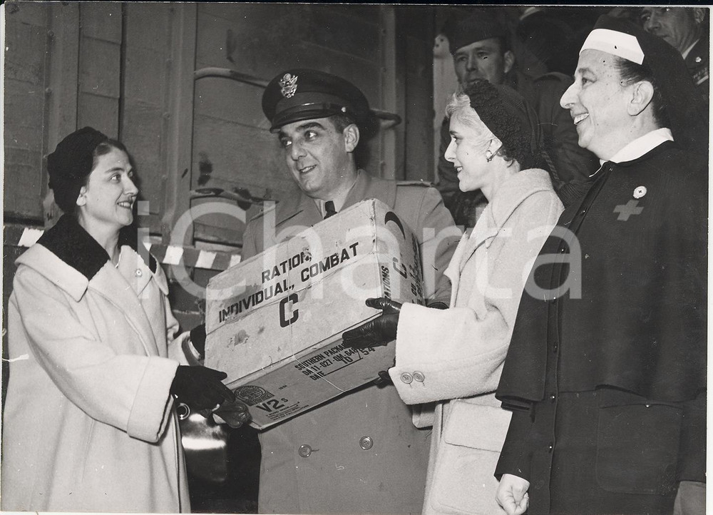 Fotografia d epoca originale 1956 ROMA Scalo S. Bibiana  Clare LUCE consegna a Carla GRONCHI aiuti CRI 1