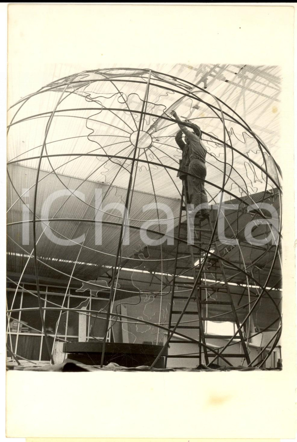 Fotografia d epoca originale 1957 PARIS Mappemonde gÃ©ante en construction pour le Salon Nautique  Photo 1